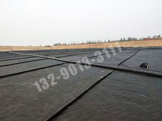 垃圾填埋场土工滤网底部加筋