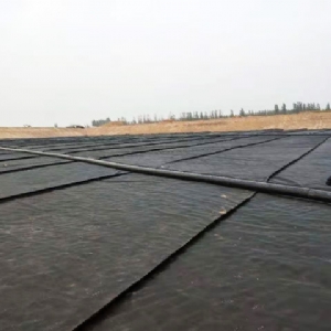 垃圾填埋场土工滤网底部铺设